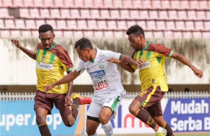 Foto : Istimewa/Radar Gresik  SERU : Pemain Gresik United ditempel ketat saat menggiring bola untuk menyerang ke dalam pertahanan Persewar.