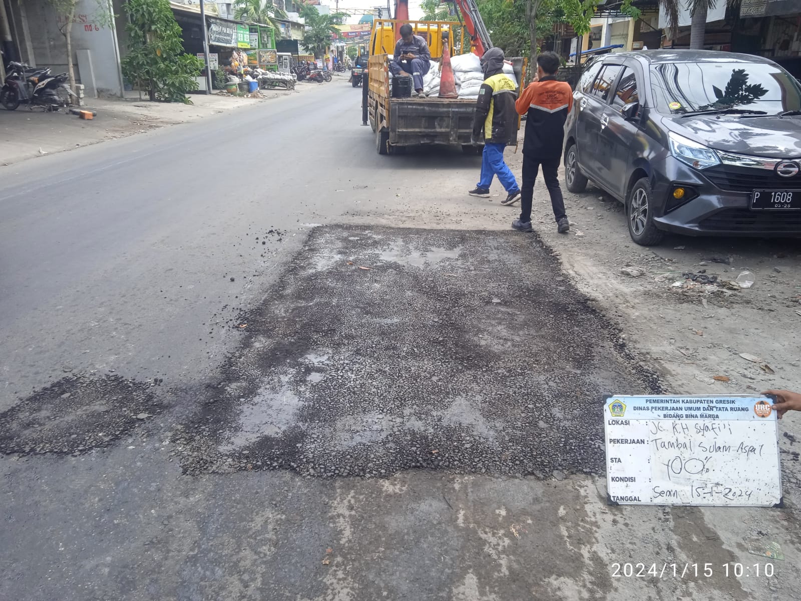 TAMBAL SULAM: URC DPU Kabupaten Gresik melakukan penambalan di Jalan Panglima Sudirman Gresik