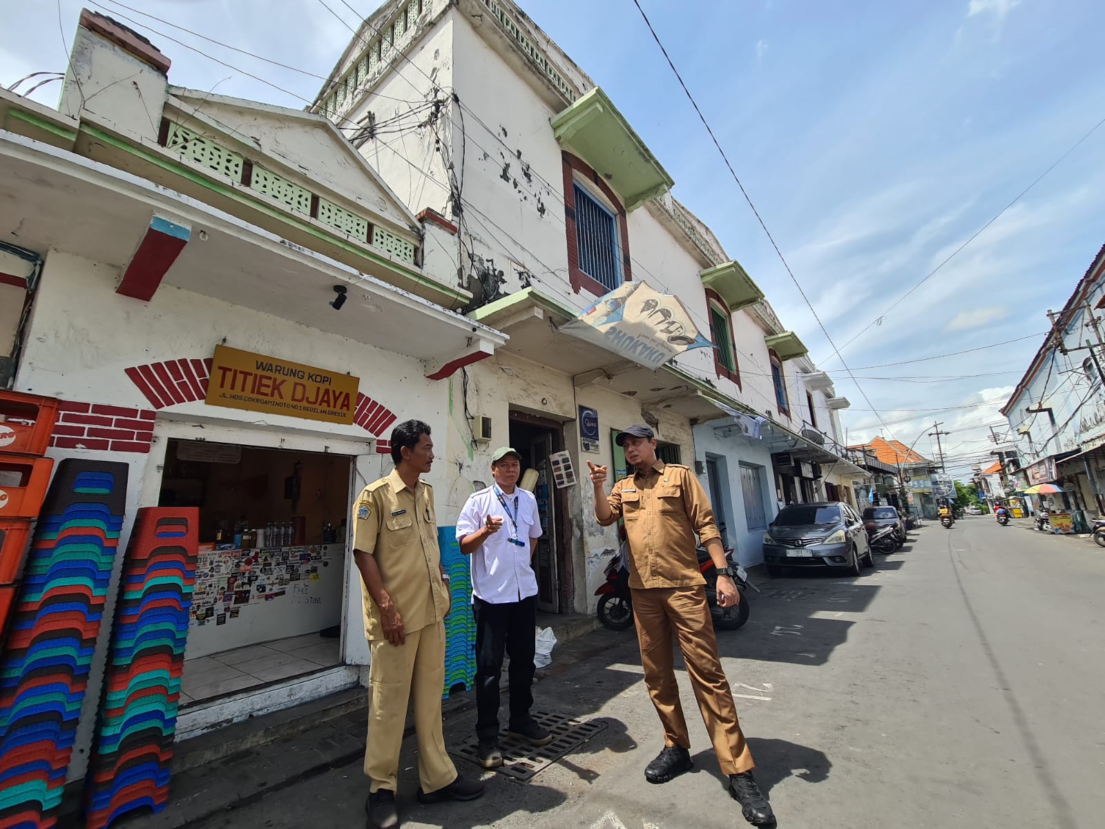 Siap Tancap Gas : Kepala Bidang Ekonomi Kreatif Disparekrafbudpora Pemkab Gresik, Hufan (kanan) turun ke lapangan untuk memetakan lokasi yang akan dimanfaatkan para pelaku Ekraf untuk berjualan.