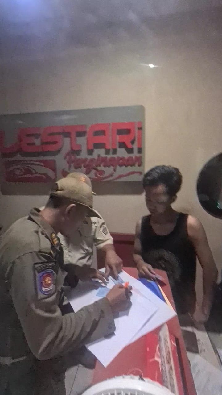 KOOPERATIF: Satpol PP saat melakukan razia di Homestay Lestari di Gresik,beberapa waktu lalu.