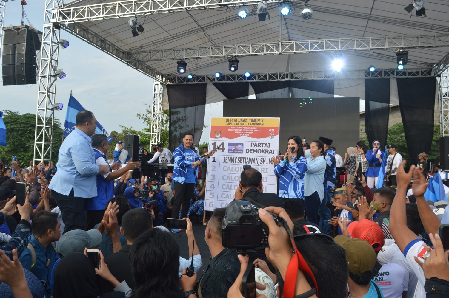 Komitmen : Ketua Umum Partai Demokrat Agus Harimurti Yudhoyono (AHY) menunjukkan contoh kertas suara yang berisi caleg DPR RI dapil X   Jemmy Setiawan di hadapan simpatisan.