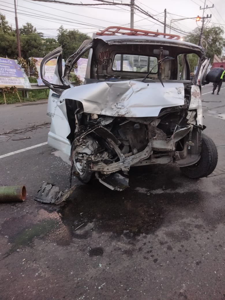 RINGSEK: Mobil pikap nopol L 8084 CH ringsek usai terlibat laka dengan truk gandeng nopol AG 8330 UF di Jalan Raya Larangan, Desa Krikilan, Kecamatan Driyorejo, Rabu (24/1)