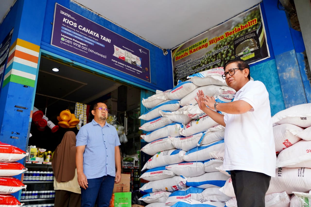 Direktur Utama Petrokimia Gresik, Dwi Satriyo Annurogo mengunjungi sejumlah distributor dan kios di Kebumen Jawa Tengah