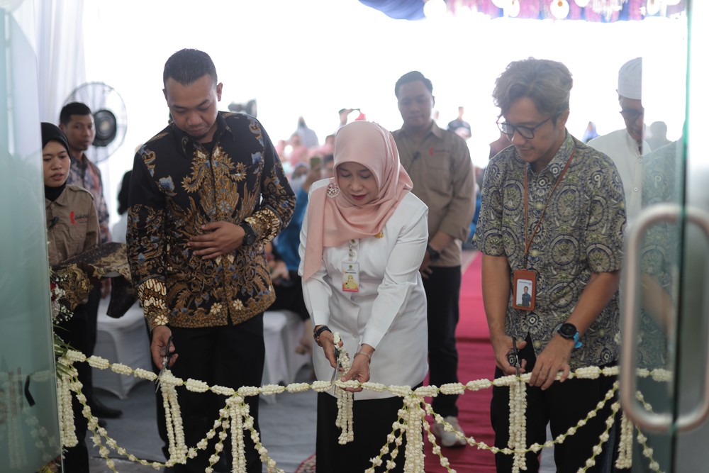 PERESMIAN: Kepala Dinkes Gresik dr Mukhibatul Khusna, Direktur dr Erwin Syah dan dr Dodyk Ukra Gautama Kabag Penjaminan Manfaat dan Utilisasi BPJS Kesehatan Gresik saat peresmian Klinik Utama Gresik.