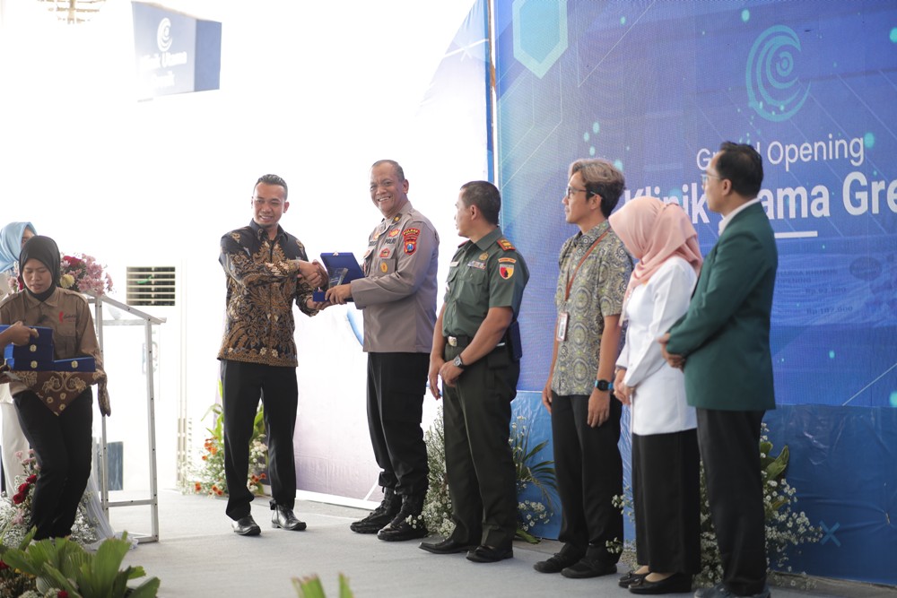 PENUHI KEBUTUHAN KESEHATAN: Pemberian apresiasi dari Dirut Utama Gresik kepada jajaran Forkopimda Kabupaten Gresik.