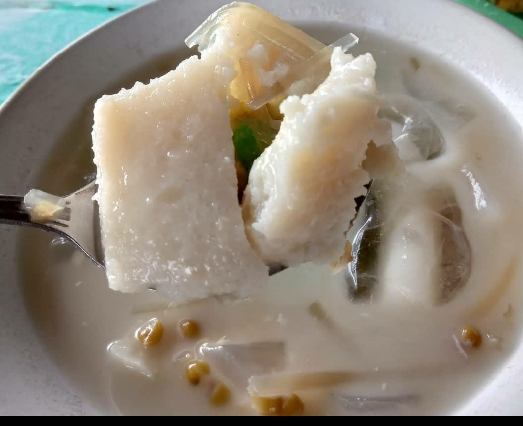 MENGGUGAH SELERA : Segarnya Es Batil yang terdiri dari beragam isian yang nikmat dan mengenyangkan.