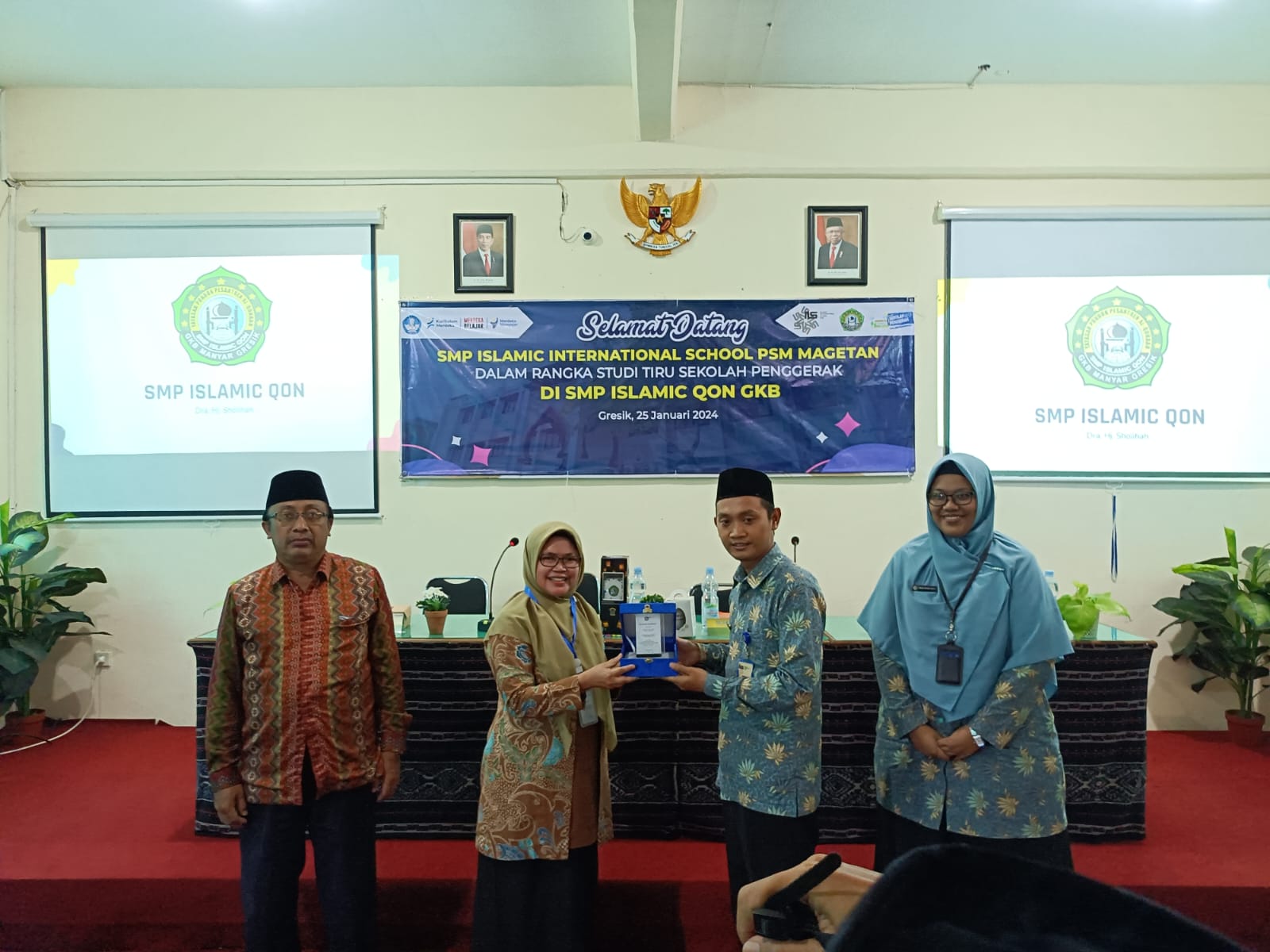 Silaturahmi : Kepala SMP Islamic Qon Dra. Hj. Sholihah menyerahkan cinderamata kepada Kepala SMP Islamic International School PSM Magetan Khoirul Anam Ahmad Hasyimi saat menerima kunjungan studi tiru.