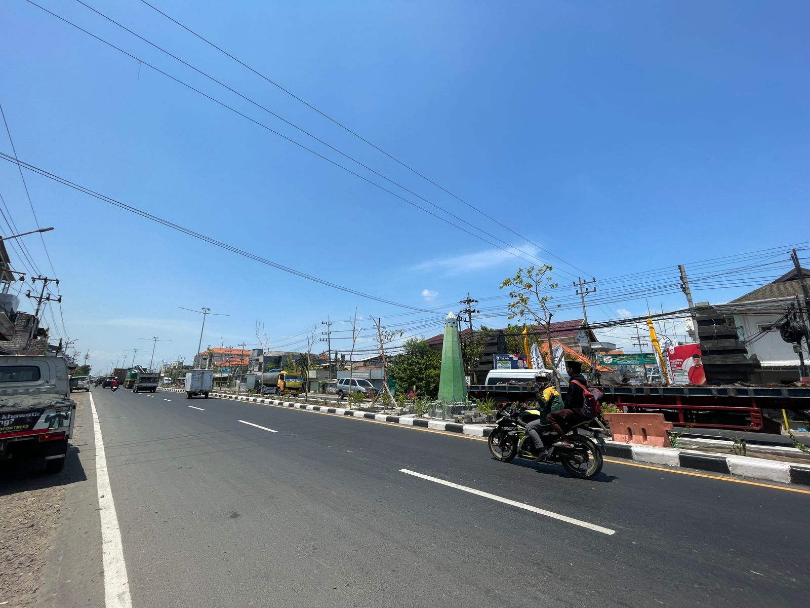 SUDAH MULUS: Kondisi Jalan Raya Manyar setelah dilakukan pelebaran beberapa waktu lalu.