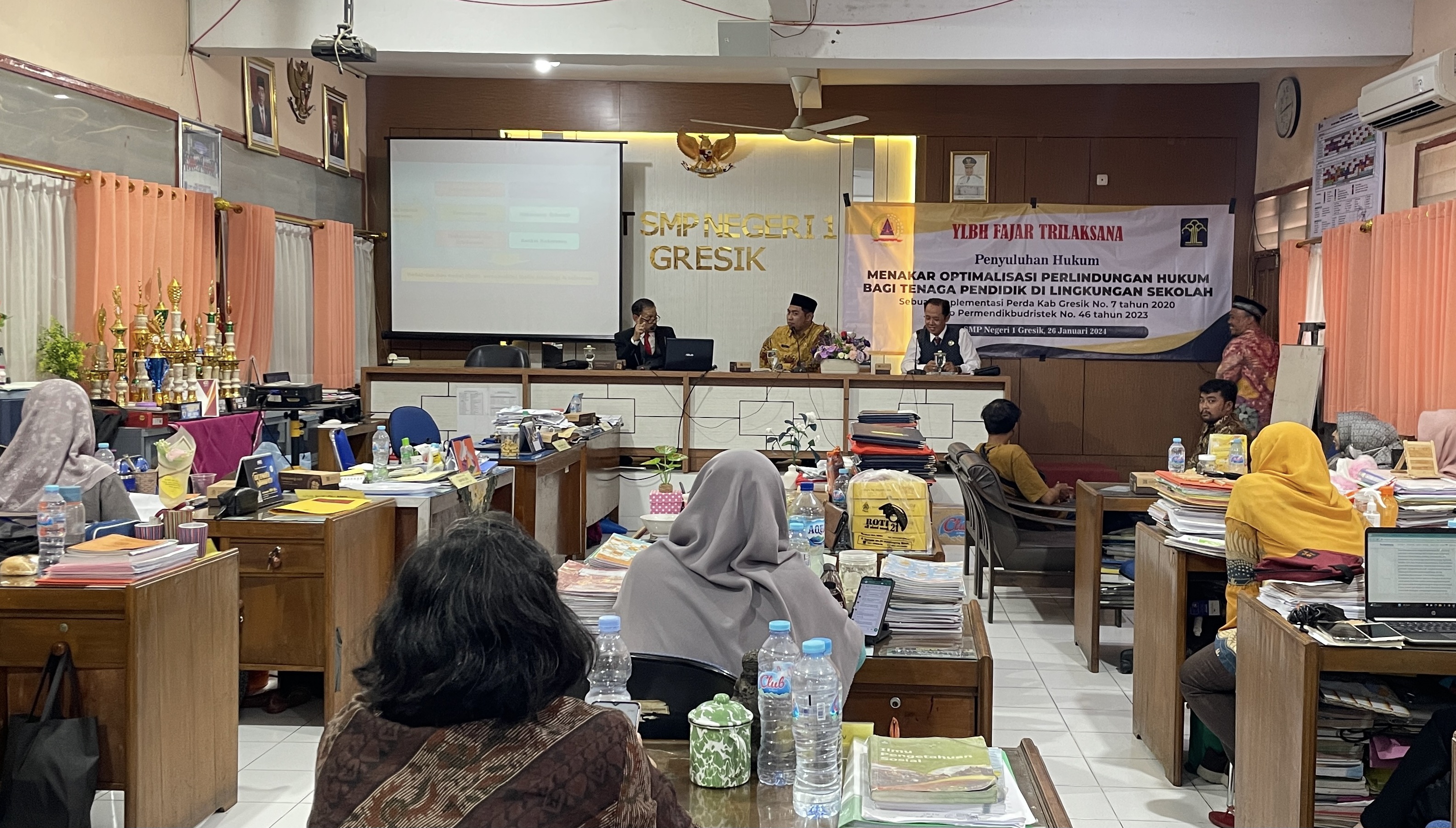 YLBH Fajar Trilaksana menggelar sosialisasi dan penyuluhan hukum di UPT SMPN 1 Gresik, Jumat (26/1).