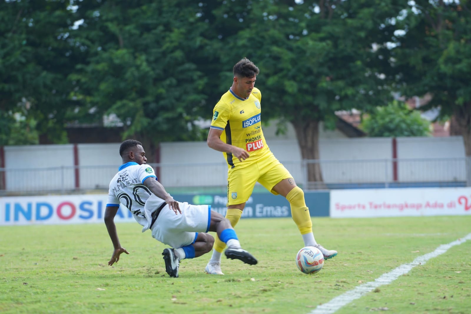 MENYERANG: Striker Gresik United Victor Bartemeou (kanan) berebut bola dengan pemain PSBS Biak saat bertending di Stadion Untung Suropati Pasuruan.