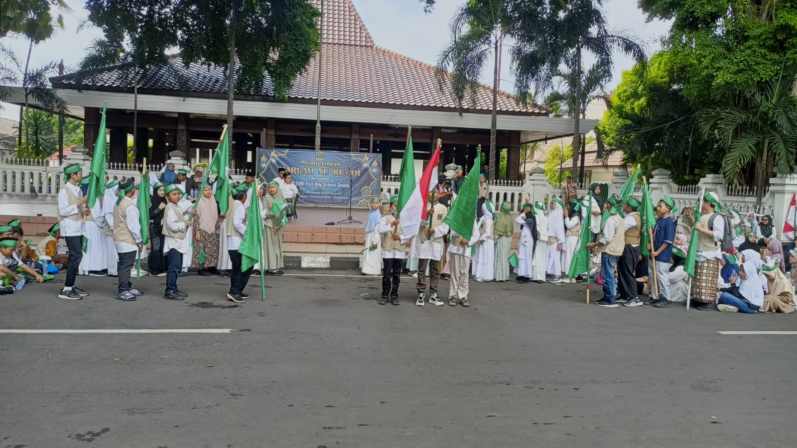 PERJUANGAN: Para siswa SD YIMI Gresik Full Day School saat tampil di Alun-alun Gresik dalam rangka Harlah NU ke-101.