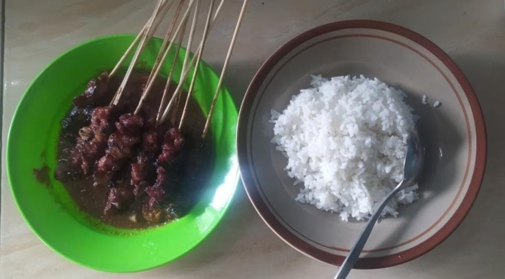 KULINER NIKMAT : Kenikmatan sate kambing muda ini bisa bikin orang lupa diri. Jika ingin lebih nikmat, bisa memesan tambahan gule kambing muda.