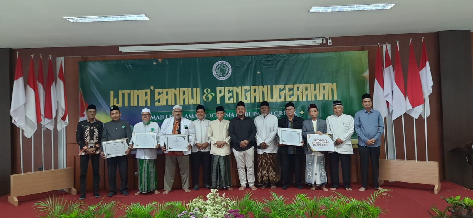 PARA JUARA: Bupati Gresik Fandi Akhmad Yani berfoto bersama MUI Kecamatan yang berhasil meraih juara.