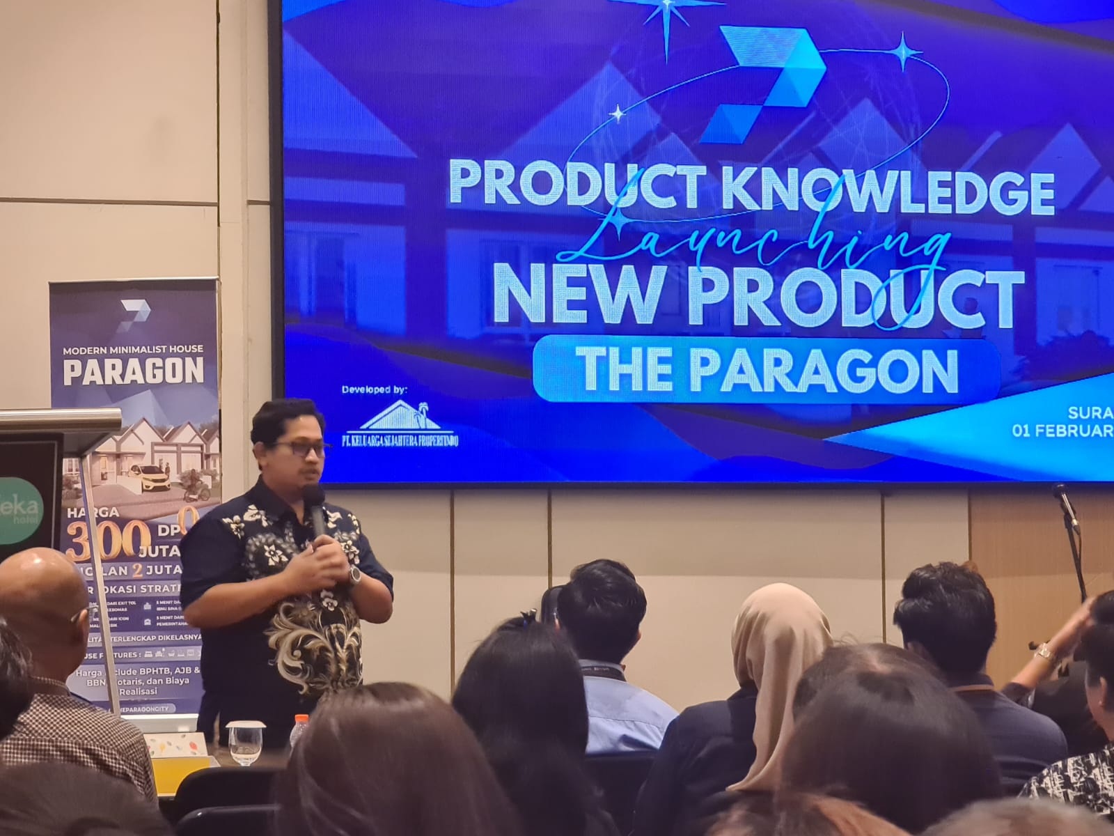 Luncurkan Produk Baru :  Direktur Utama PT Keluarga Sejahtera Propertindo (KSP), Deny Herdian menjelaskan produk terbaru yang bernama The Paragon City dihadapan ratusan agen properti Surabaya Raya.