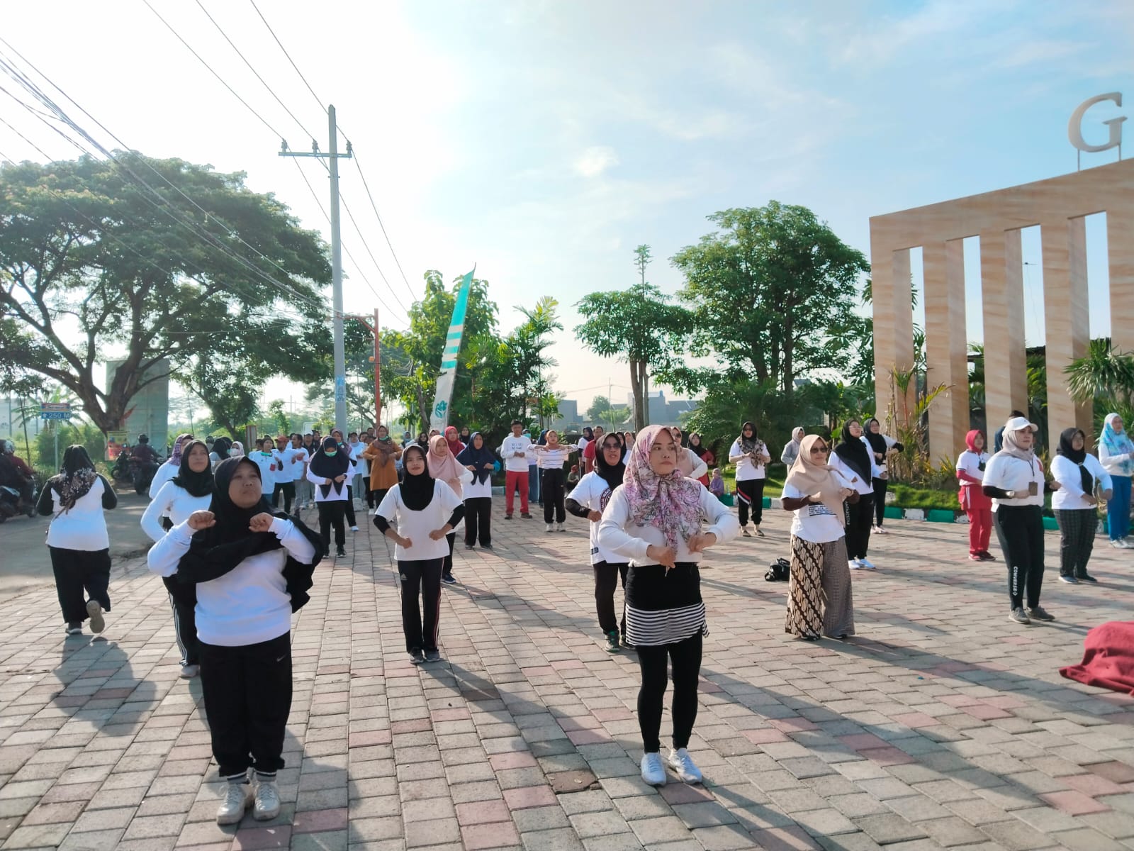 SENAM: Muspika bersama Puskesmas Gending mengajak ratusan penyelenggara pemilu senam bersama.