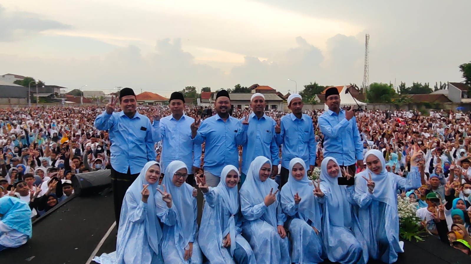 SALAM DUA JARI: Bupati Gresik Fandi Akhmad Yani deklatasi kemenangan capres 2 di Sidoarjo bersama saudara-saudaranya.