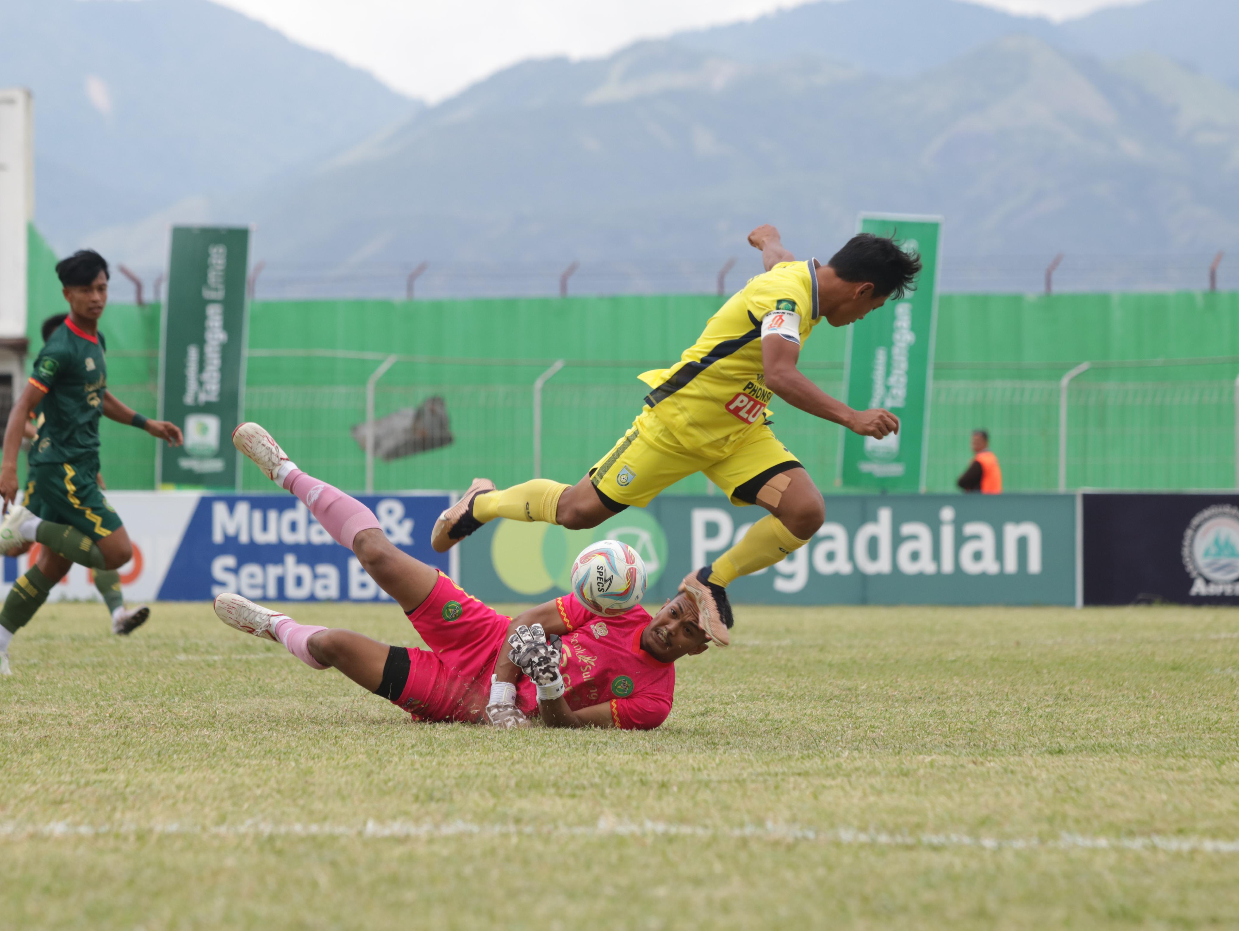 GAGAL LOLOS : Pemain Gresik United saat digagalkan seranganya oleh Penjaga gawang Persipal Palu saat bermain di Stadion Gawalise.