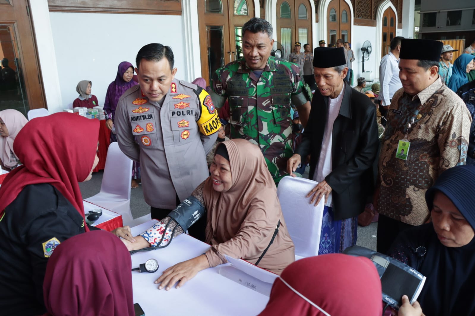 CEK KESEHATAN: Dandim 0817 Gresik, Letkol Inf Ahmad Saleh Rahanar dan Ketua MUI Kabupaten Gresik KH Mansoer Shodiq bersama Forkopimda meninjau langsung pengobatan gratis