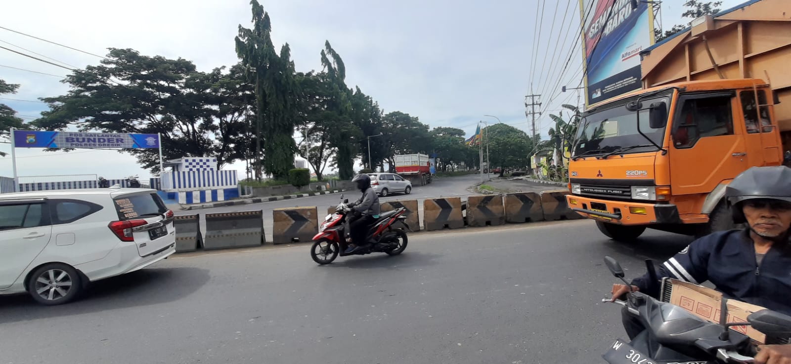 SELALU MACET: Simpang empat Bunder menjadi titik kemacetan setiap jam berangkat dan pulang kerja