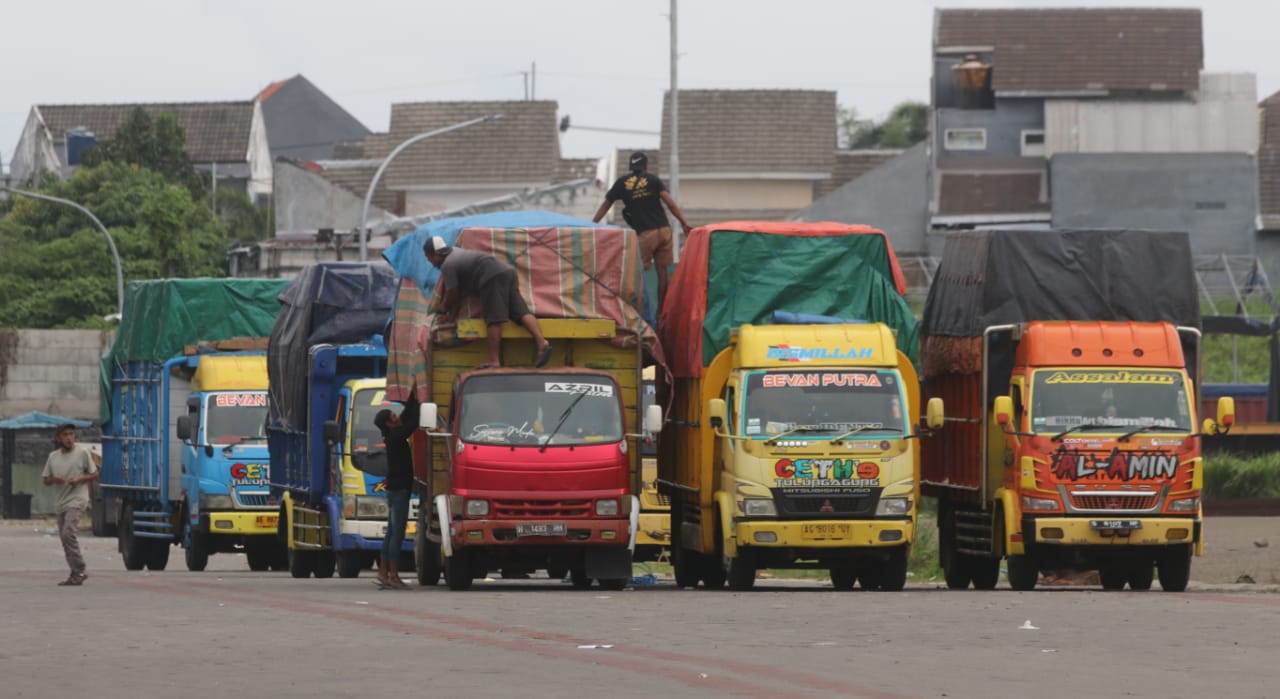BERANGKAT: Truk bermuatan logistik pemilu untuk Pulau Bawean telah diberangkatkan melalui Pelabuhan Paciran.
