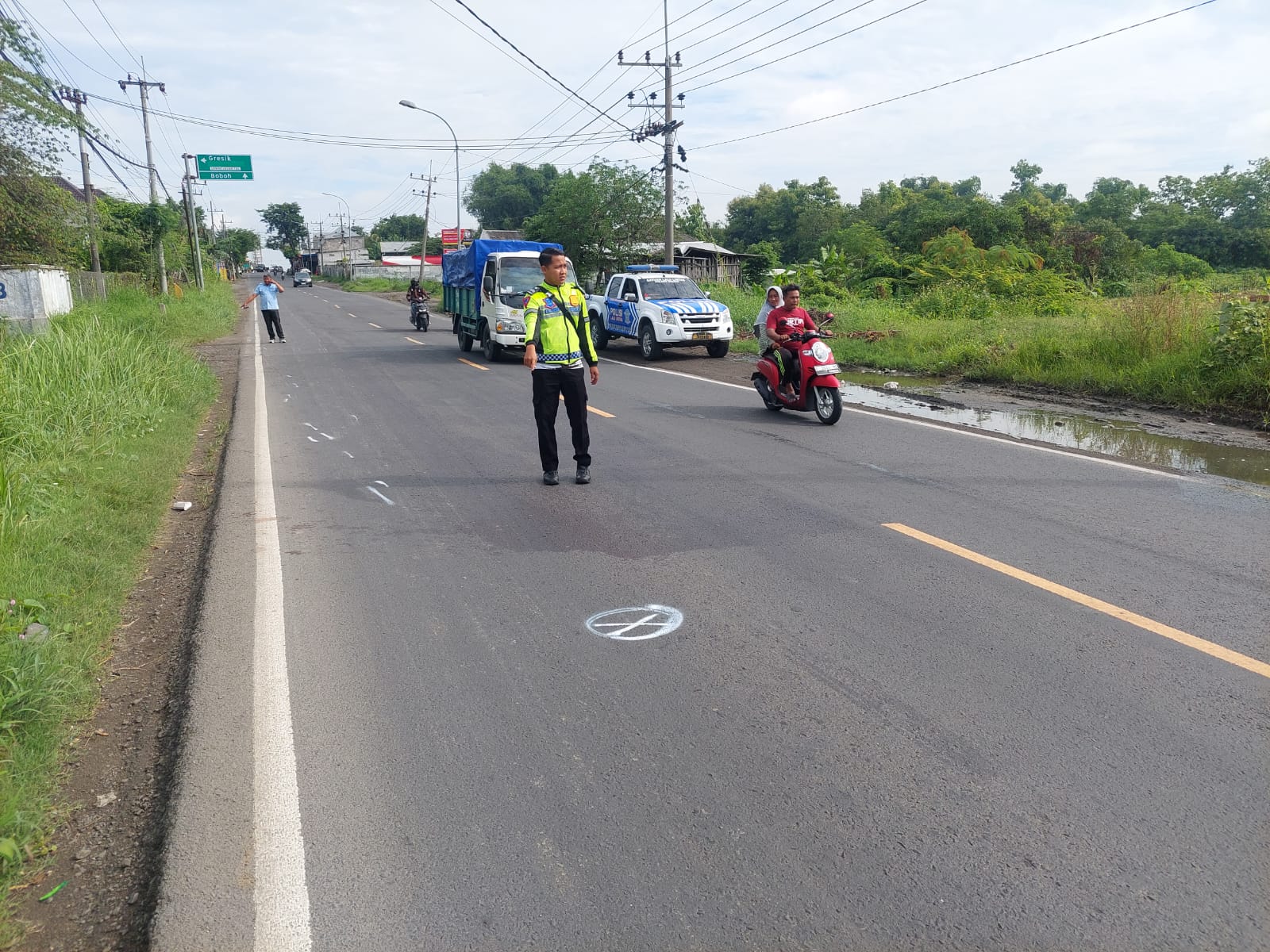 OLAH TKP: Anggota Unit Laka Satlantas Polres Gresik melakukan olah TKP di Jalan Raya Kedamean.