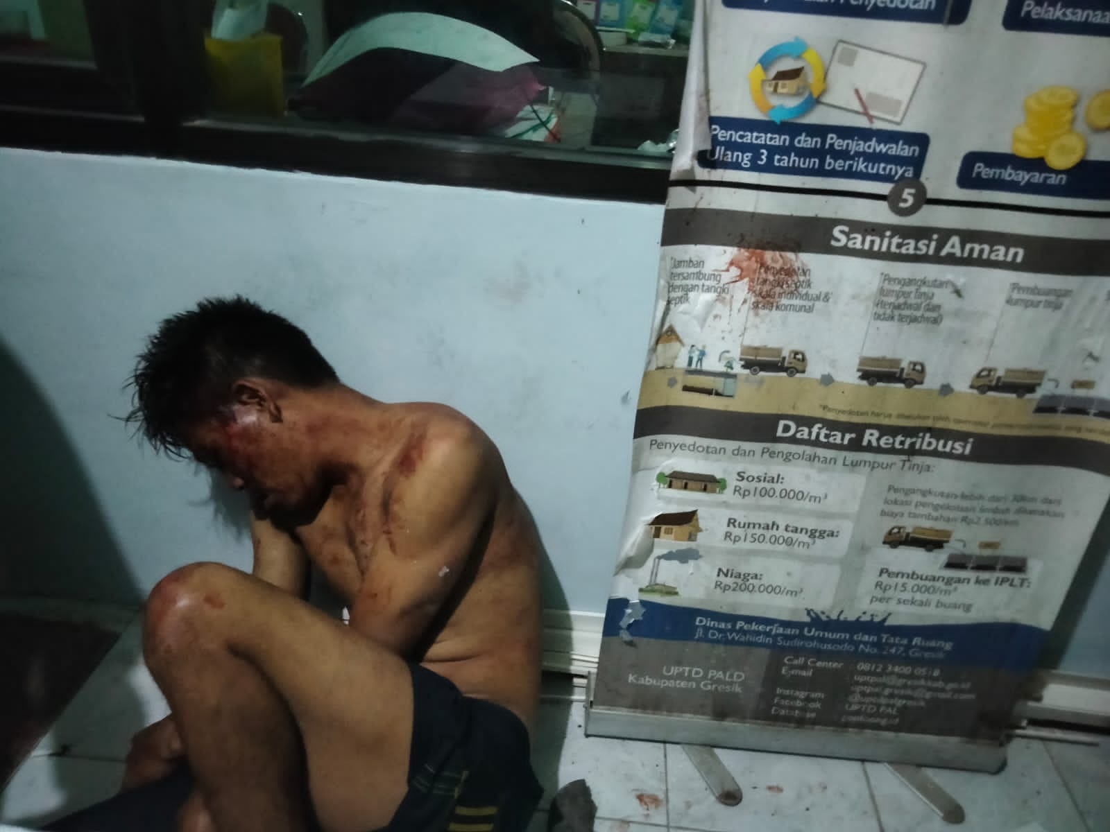 BABAK BELUR: Pelaku Achmad Santoso saat diamankan warga di Balai Desa Tanggulrejo, Kecamatan Manyar.