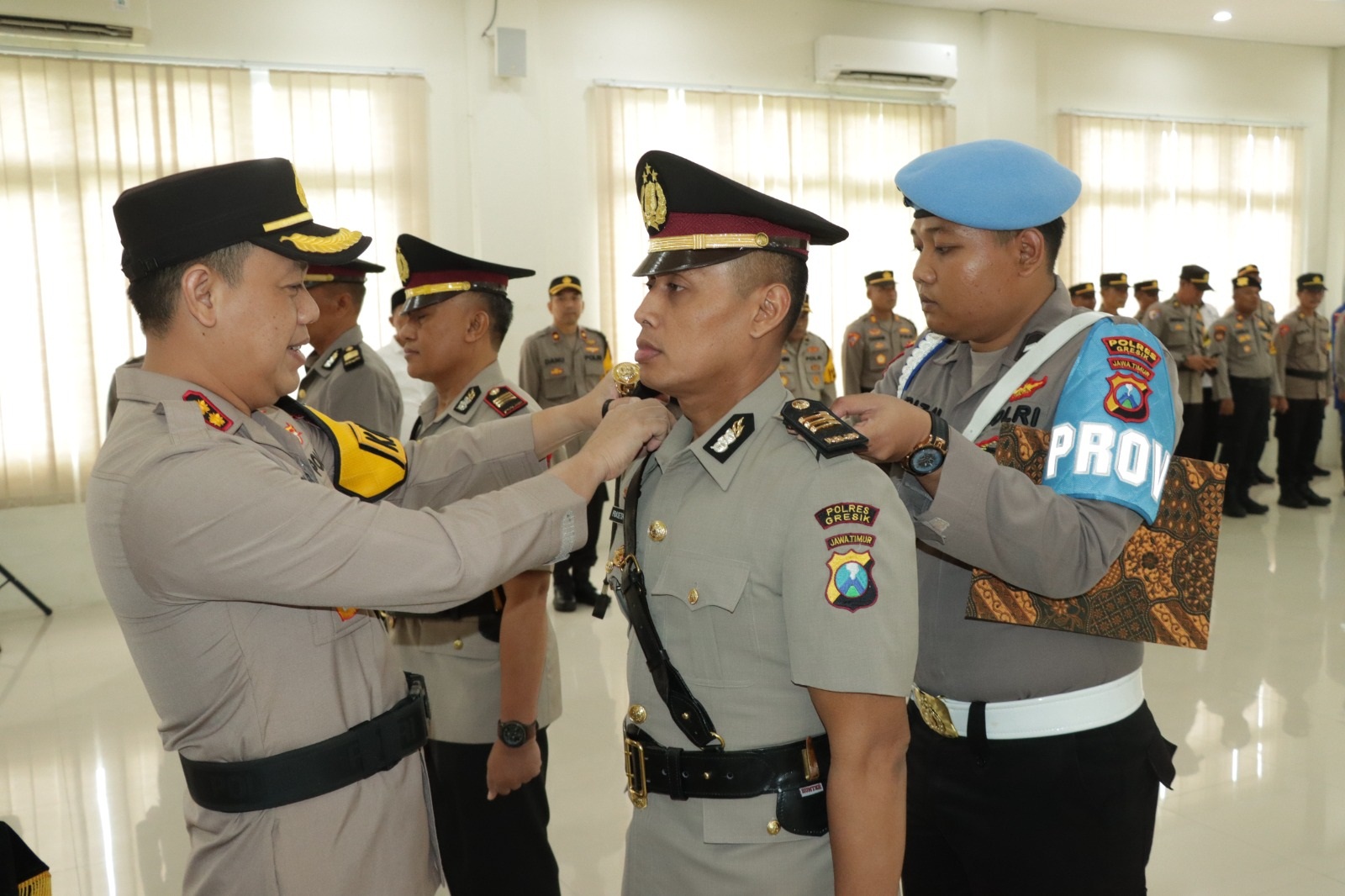 SERTIJAB: Kapolres Gresik AKBP Adhitya Panji Anom memimpin sertijab Kapolsek Balong Panggang dan Kapolsek Wringinanom di Aula Wicaksana Laghawa Polres Gresik.