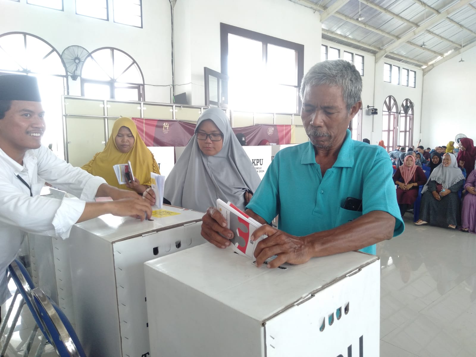 SIMULASI: KPU Gresik saat melakukan simulasi coblosan di Manyar beberapa waktu lalu.
