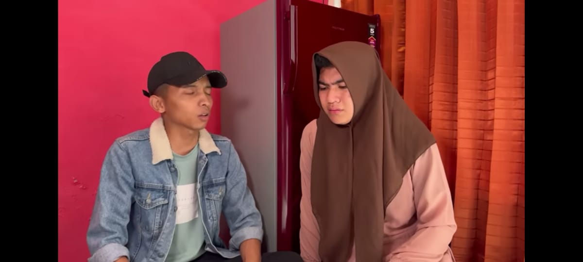 Tampilan Muhammad Ardiansyah, 20 saat memerankan tokoh Ratna di Mama Lela The Series