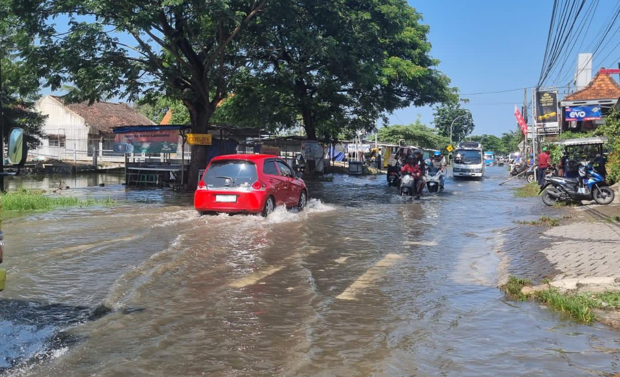 TERGENANG: Banjir luapan Kali Lamong mulai menggenangi Jalan Raya Morowudi, Kecamatan Cerme, Jumat (9/2).