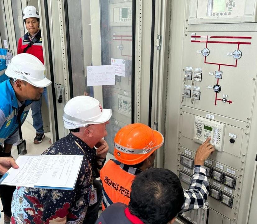 PERKUAT HILIRISASI : Teknisi PLN UP3 Gresik menunjukkan cara kerja dan pengoperasian jaringan listrik gardu JIIPE ke perwakilan PT Freeport Indonesia.