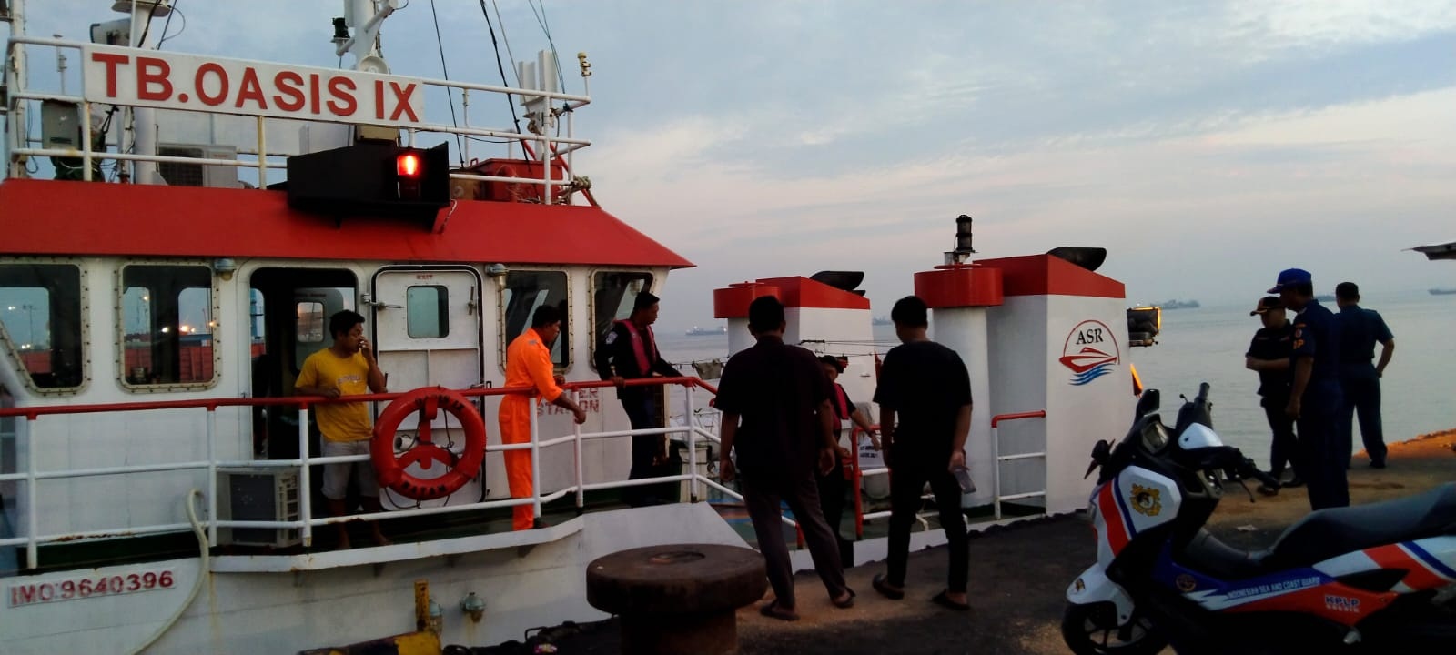 EVAKUASI: Anggota Satpolairud Polres Gresik saat melakukan evakuasi korban di kapal TB Oasis IX dan dibawa ke kamar jenazah RSUD Ibnu Sina.