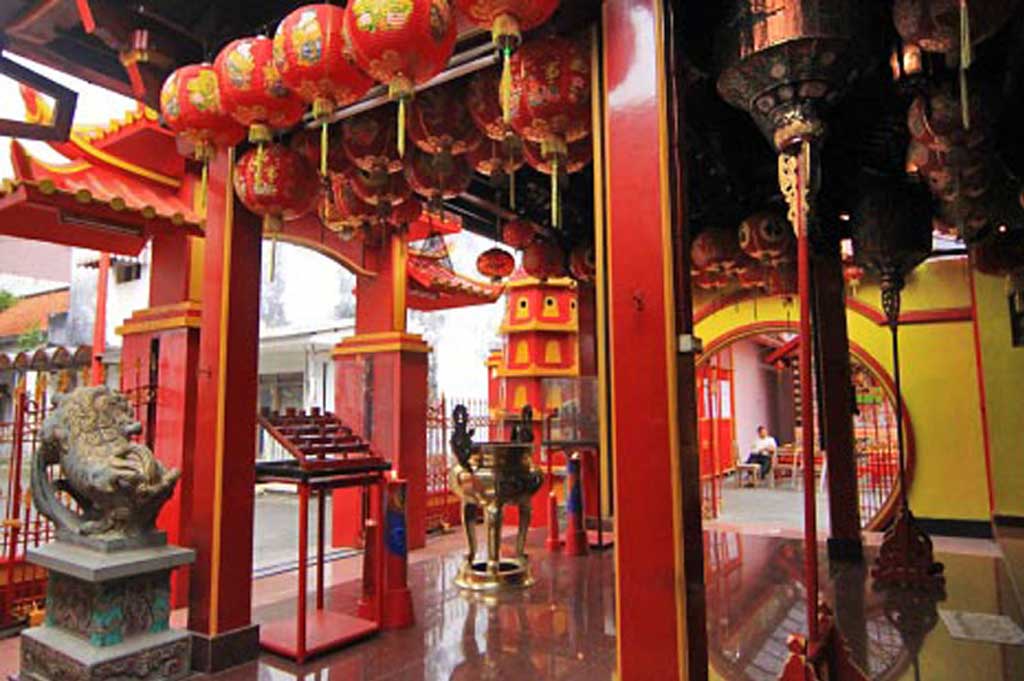 DOAKAN PEMILU LANCAR: Warga beribadah di Kelenteng Kim Hin Kion Gresik