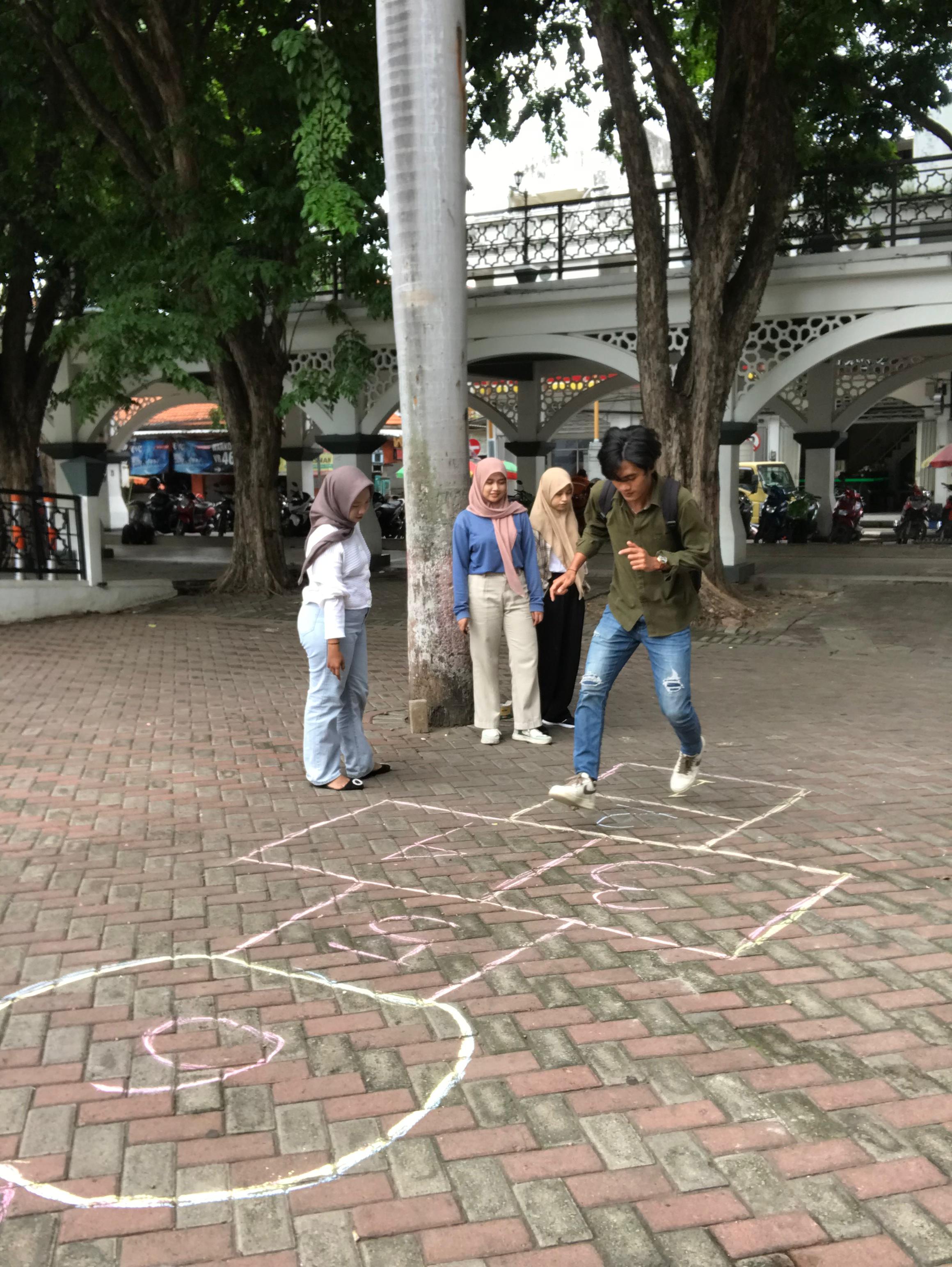 LESTARIKAN TRADISI: Anak-anak muda mencoba permaina ongsrotan di Alun-alun Gresik