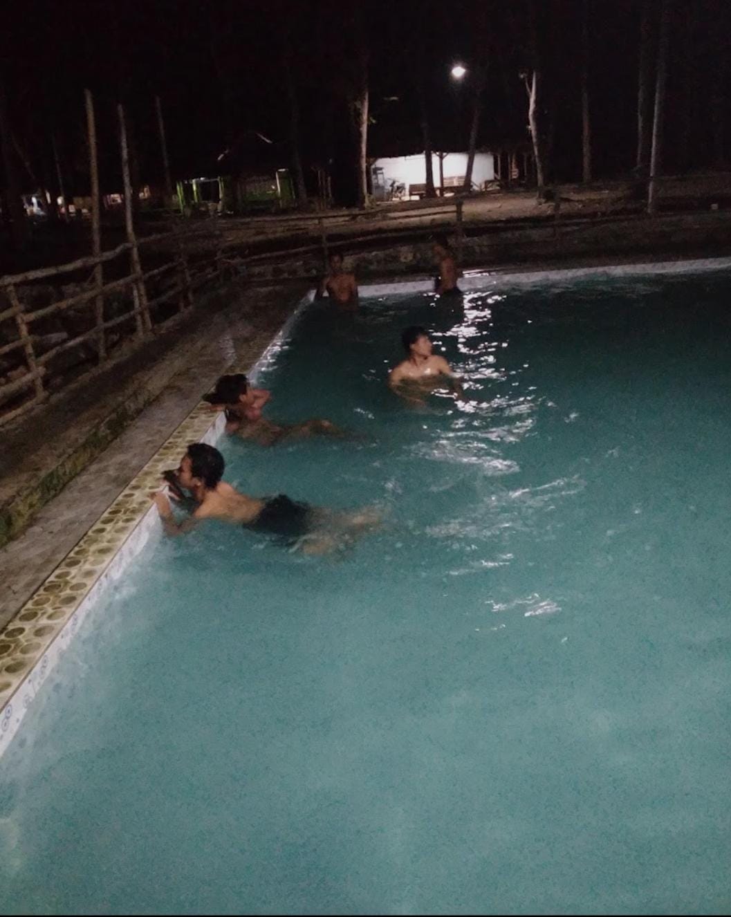 Wisata Air Hangat Brumbung di Lamongan menawarkan pengalaman yang unik dan menyegarkan bagi para pengunjung