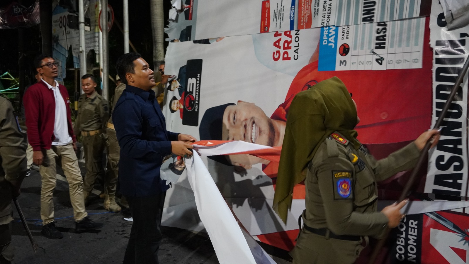 PEMBERSIHAN: KPU Gresik bersama Bawaslu, Satpol PP, Polisi, Kesbangpol dan Partai Politik saat membersihkan APK tanda dimulainya masa tenang.