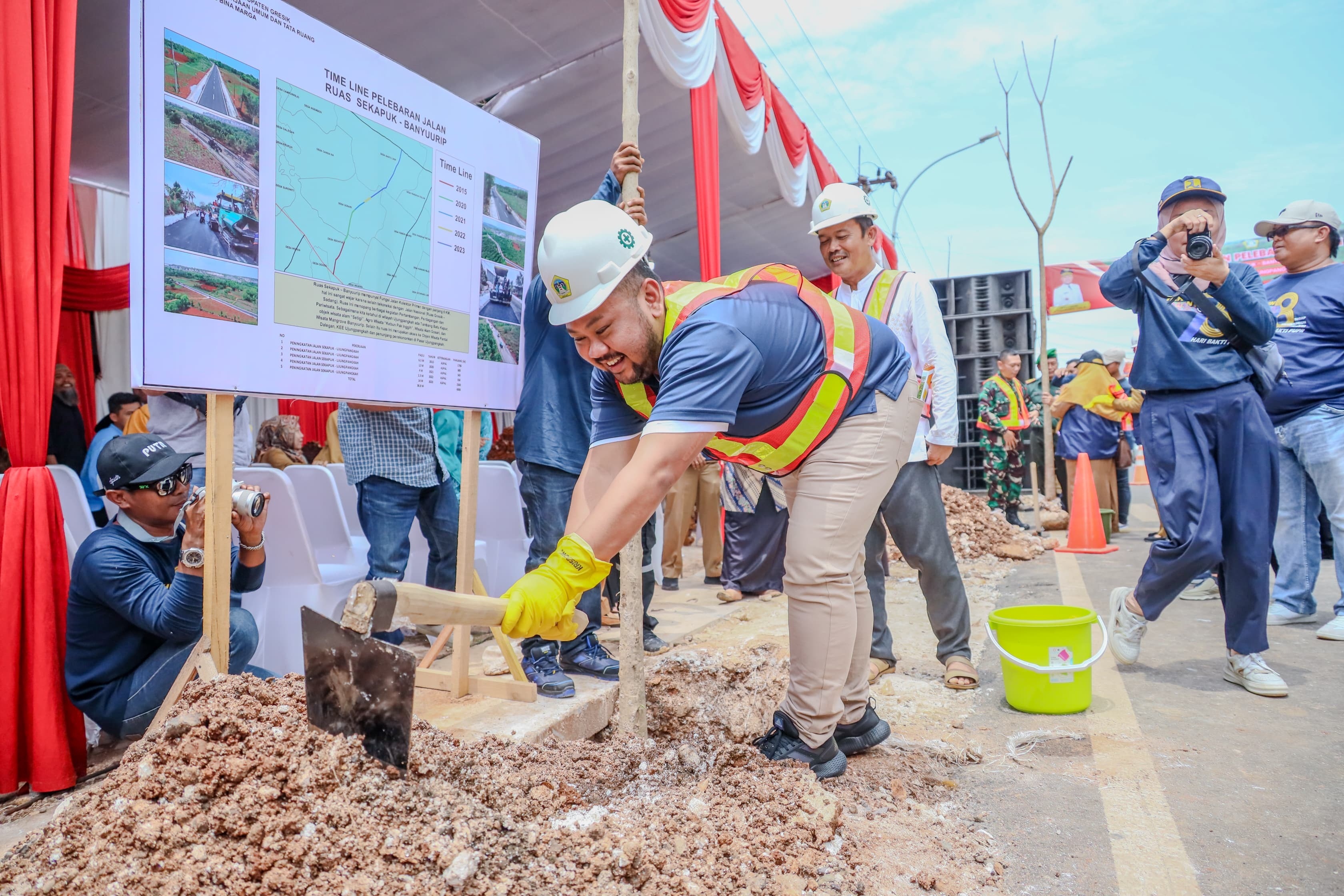 OPTIMISTIS: Bupati Gresik melakukan pendampingan kepada warga Sekapuk yang sedang menghadapi polemik penurunan BUMNDes.