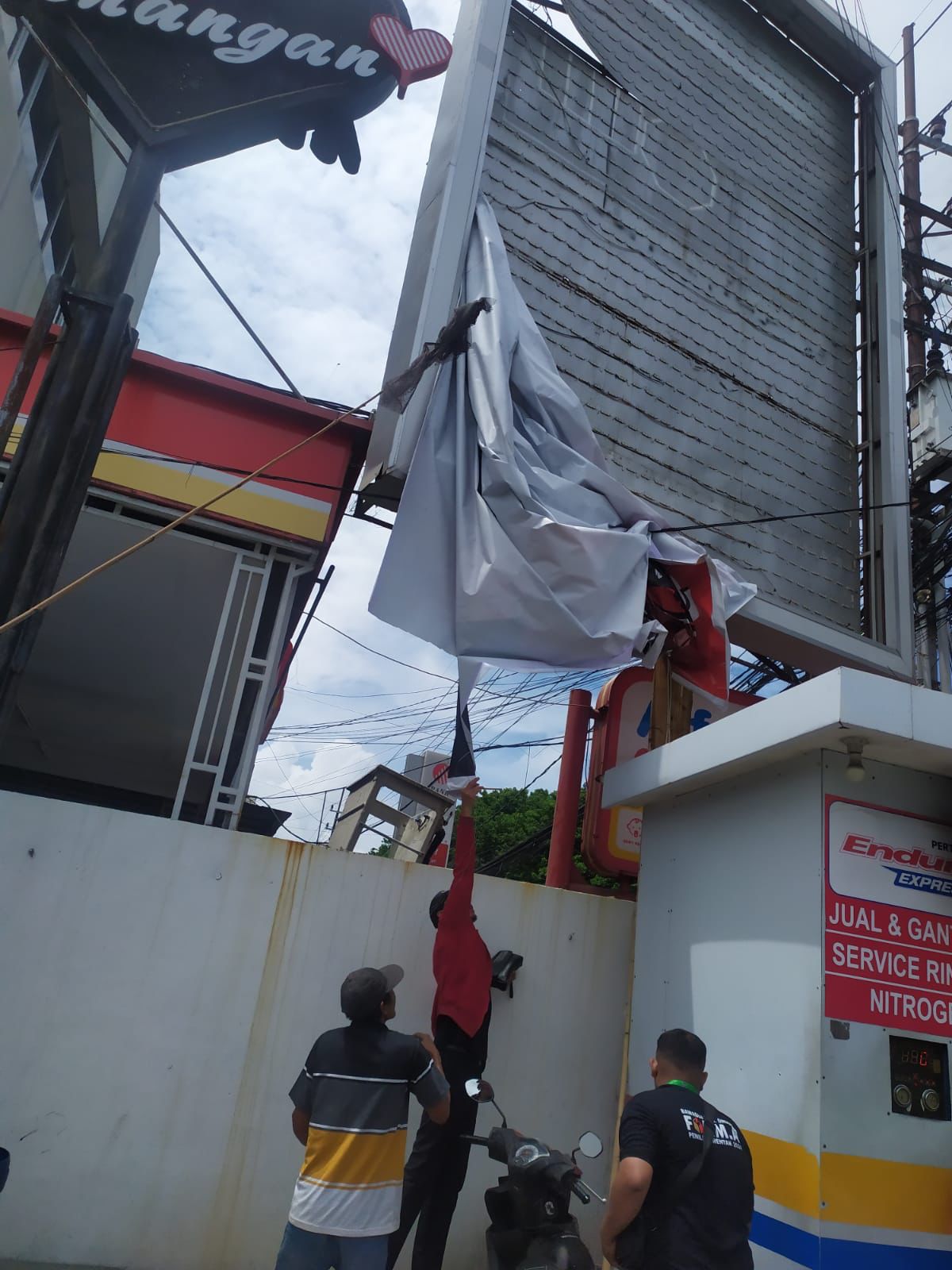 BERSIH-BERSIH: Bawaslu Gresik saat membersihkan APK pada masa tenang Pemilu 2024.