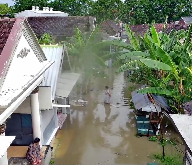 BANJIR PARAH: Kondisi banjir di Gresik yang kondisinya makin memprihatikan sehingga membuat Dinkes khawatir banyaknya DBD.