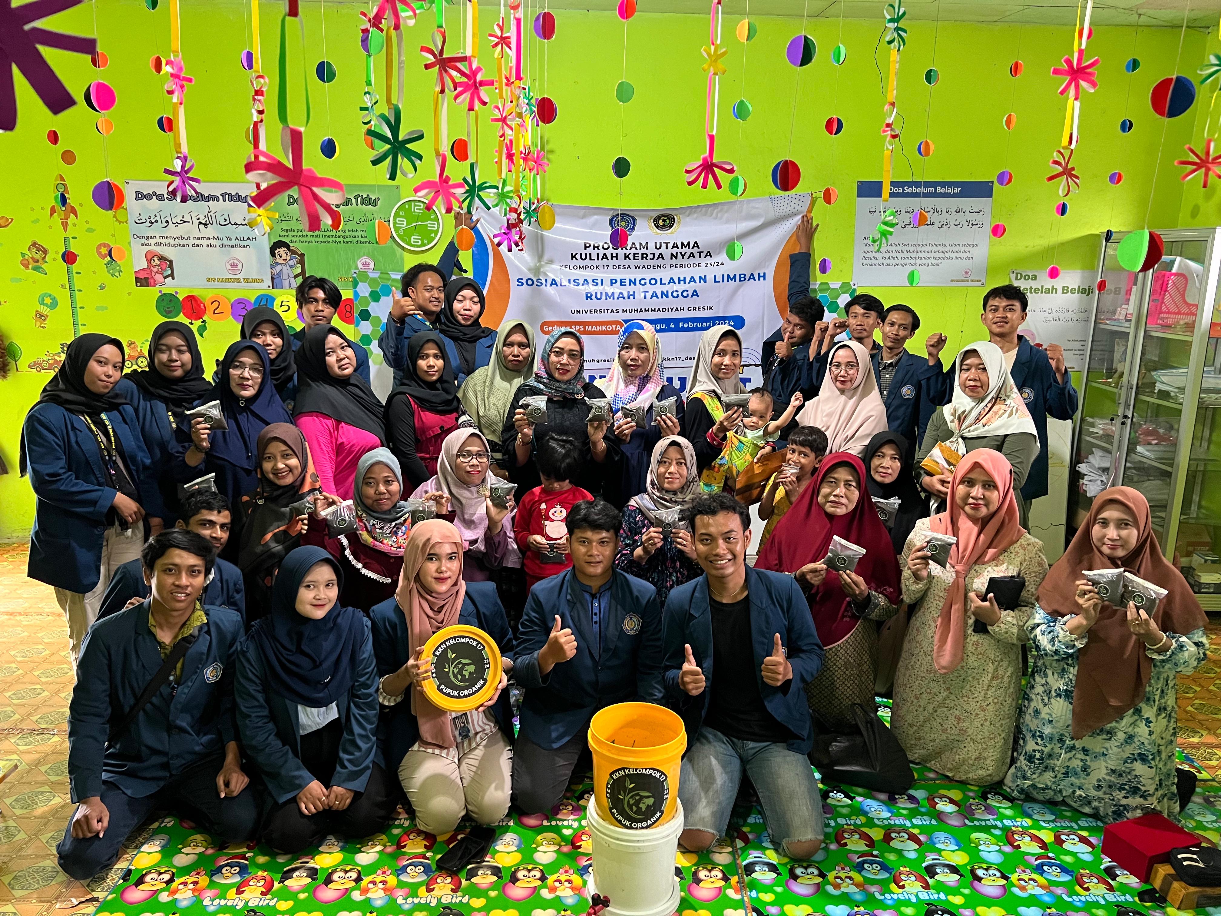 Mengabdi : Kelompok 17 KKN UMG menyelenggarakan sosialisasi dan praktik pembuatan pupuk organik dari limbah rumah tangga di SPS Desa Wadeng, Kecamatan Sidayu, Minggu (4/2).