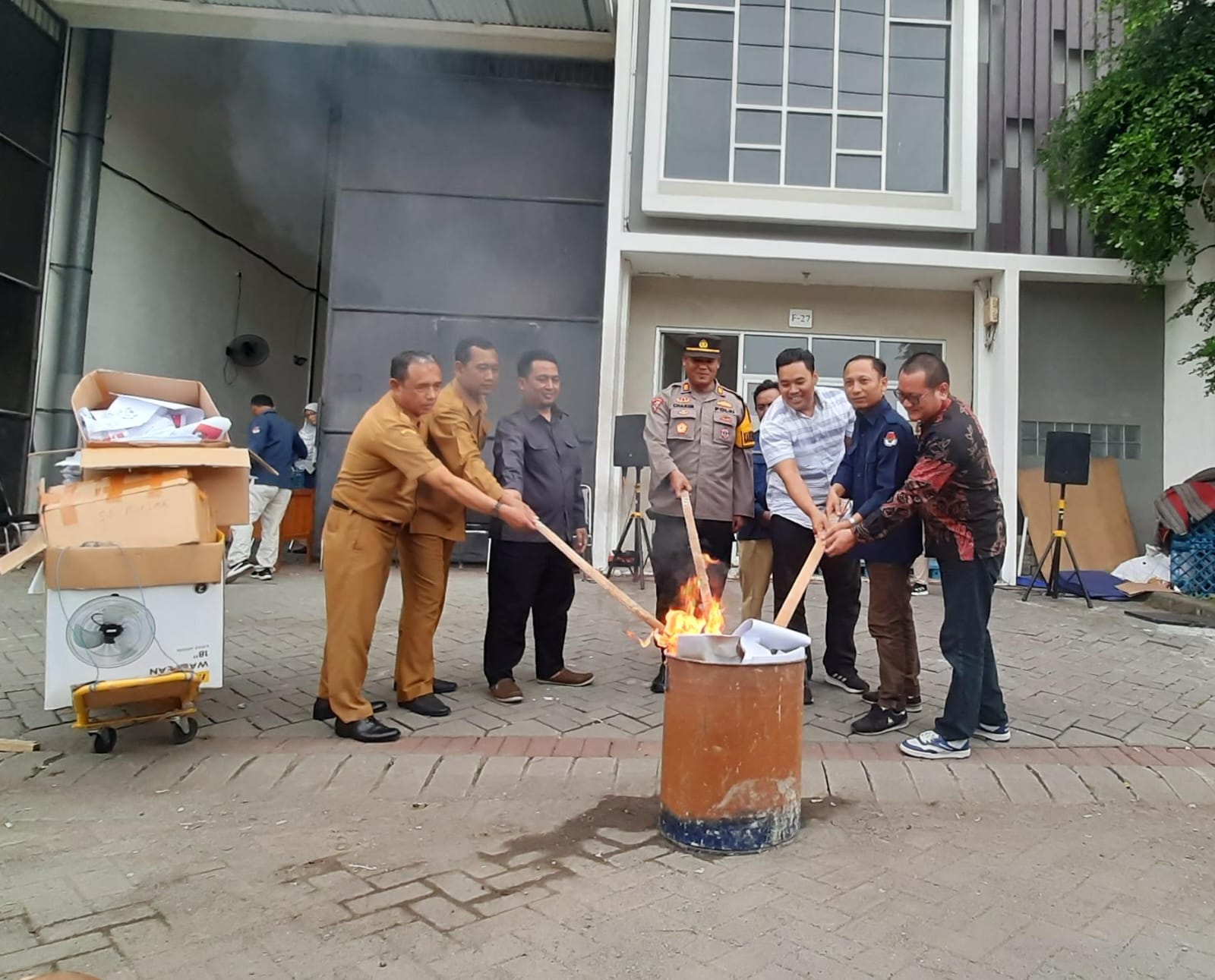 DIBAKAR: KPU bersama Bawaslu Gresik melakukan pembakaran surat suara rusak.