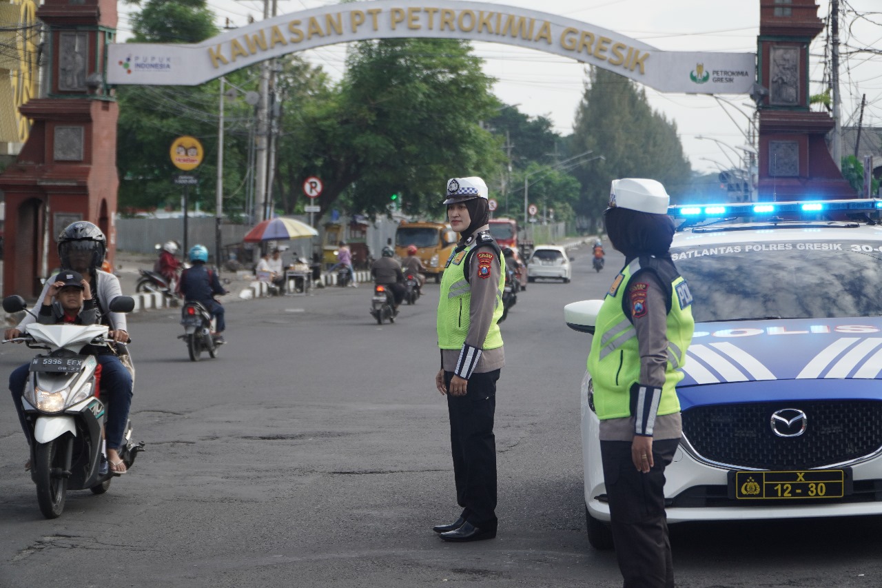 Foto : Istimewa/Radar Gresik ATUR LALIN : Anggota Srikandi Satlantas Polres Gresik saat mengatur lalin di Jalan Protokol Kabupaten Gresik.