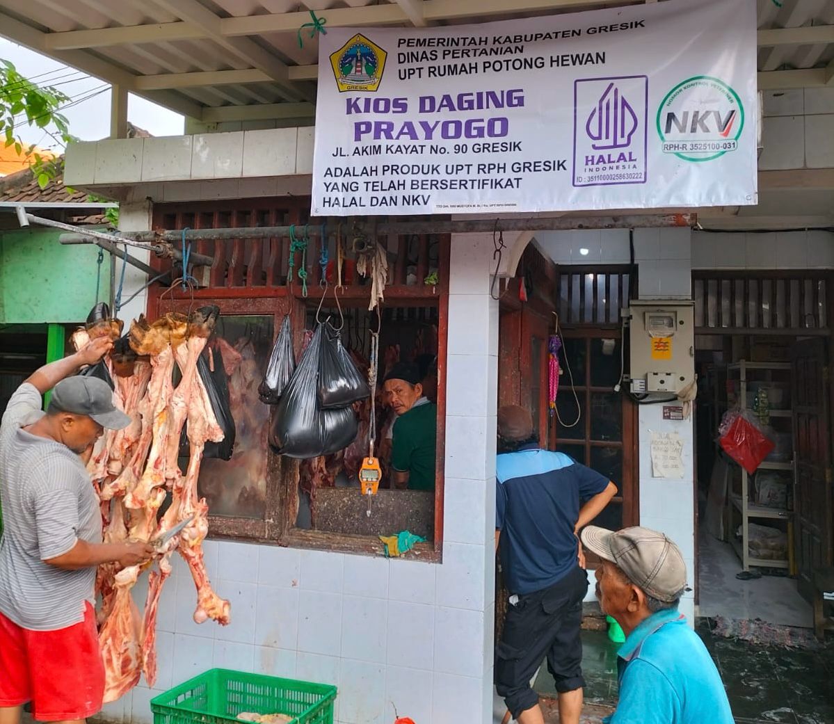 PENEMPELAN STIKER HALAL: Pemkab Gresik mendorong UMKM, PKL hingga RPH memiliki sertifikat halal.