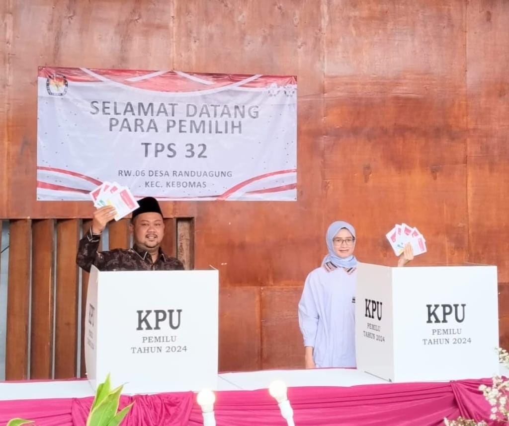 Sumbang Kemenangan : Bupati Gresik, Fandi Akhmad Yani dan Istri melakukan pencoblosan di TPS 32 Randuagung Kecamatan Kebomas.