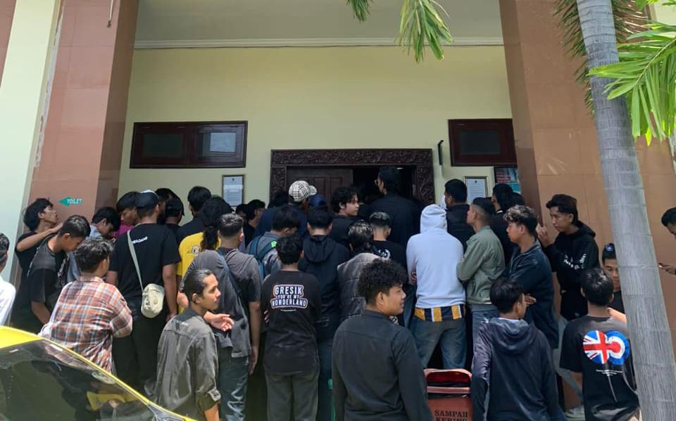 BERIKAN DUKUNGAN : Ratusan massa suporter Gresik datangi ruang sidang di Pengadilan Negeri (PN) Gresik.