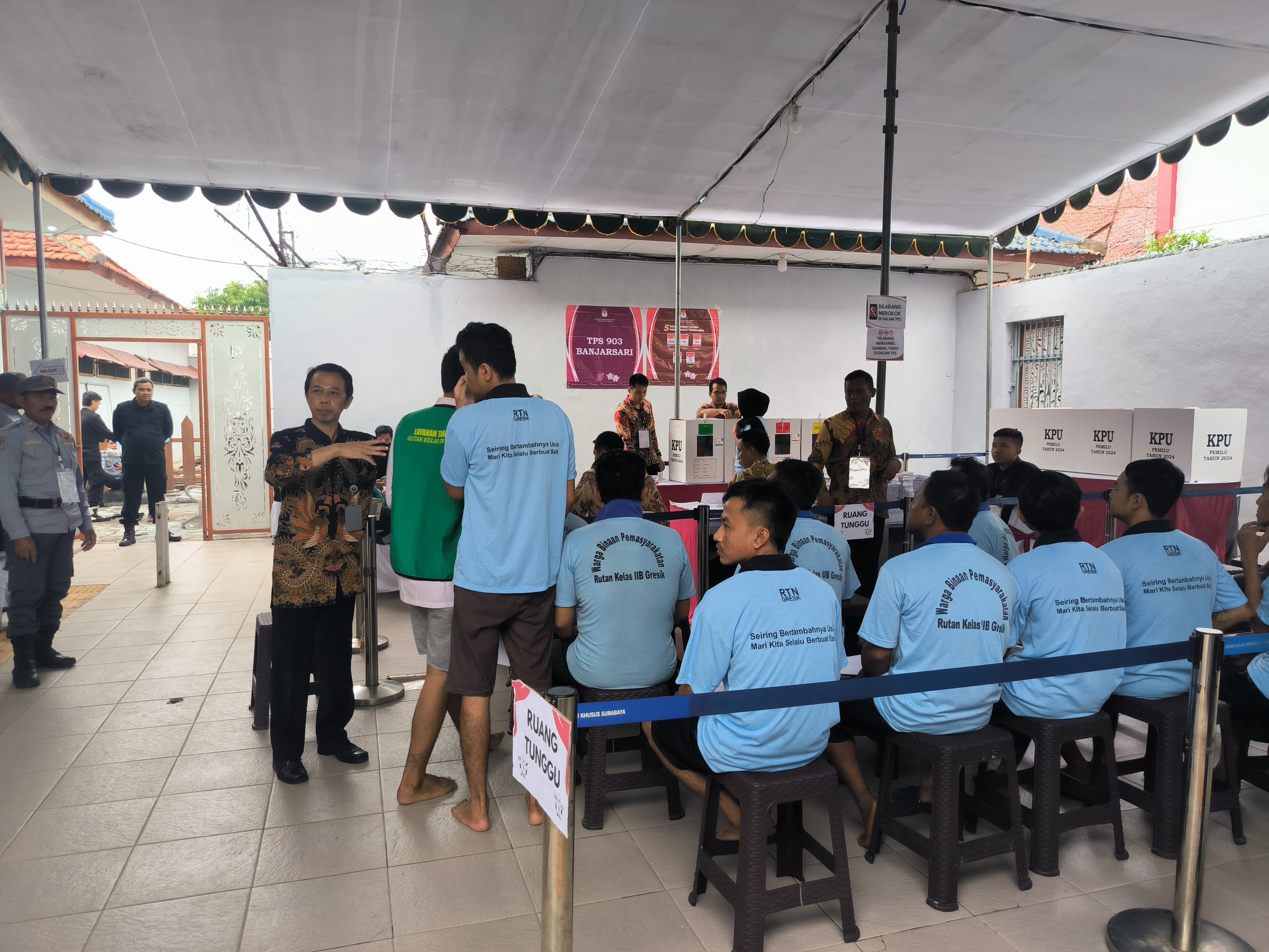 COBLOSAN: Ratusan warga binaan Rutan Kelas IIB Gresik saat melakukan pencoblosan di TPS 3 di dalam Rutan Kelas II B Gresik.