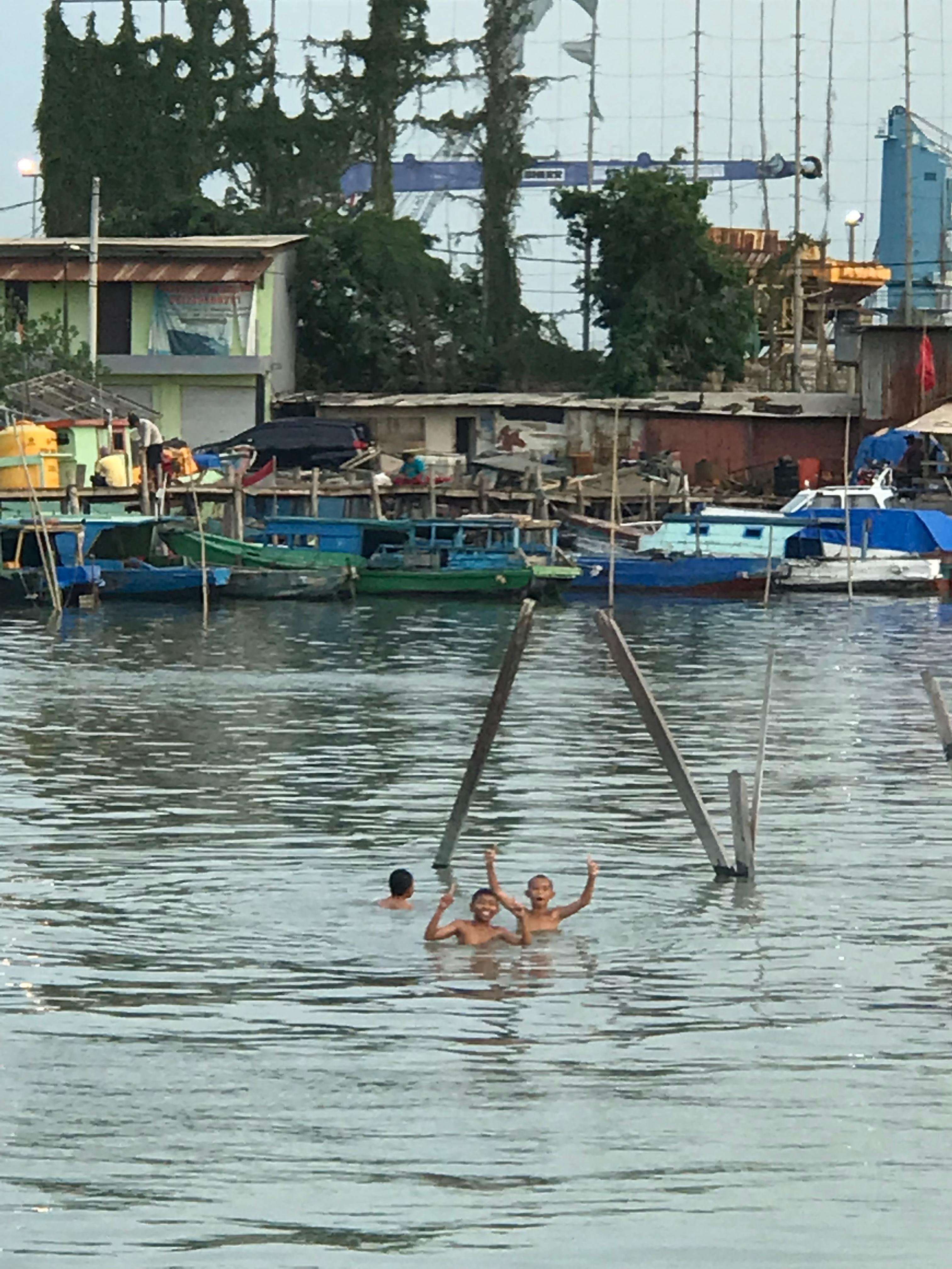 SEGARNYA BLURON SORE HARI : Tampak anak anak sedang berenang, dan telaga yang digunakan haruslah aman dari bahaya serta memiliki kedalaman yang tidak terlalu dalam.