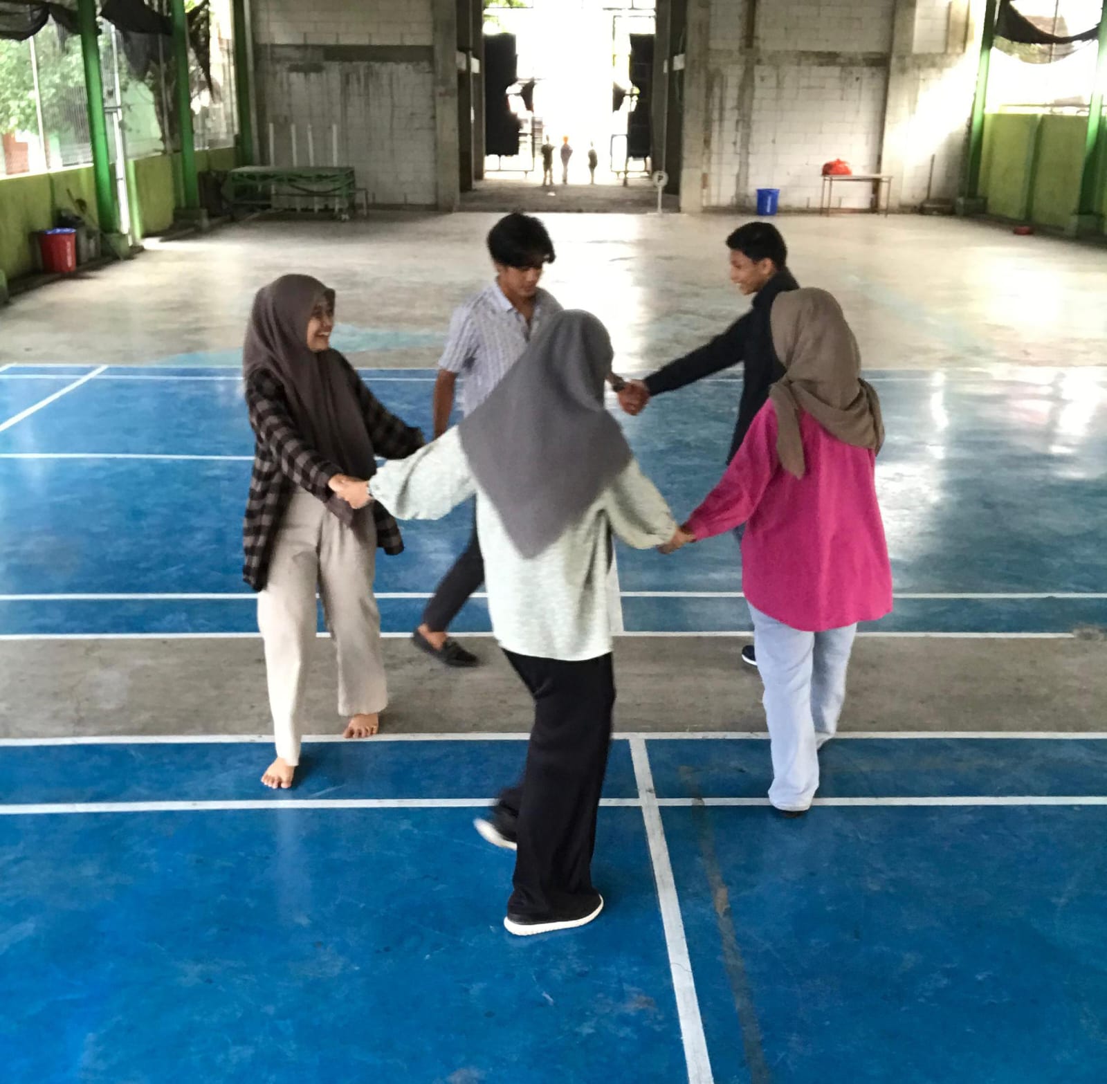 BERSENANG-SENANG : Para pemain saat memainkan dolanan jarate dengan membuat barisan yang berbentuk bundar.