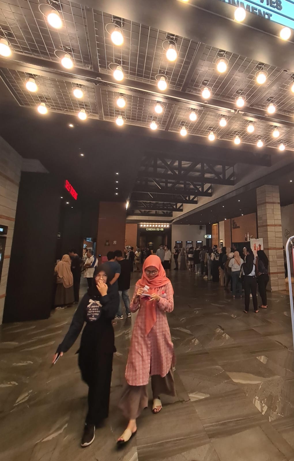 ANTRE PANJANG: Pengunjung restoran dan bioskop salah satu mal di Gresik terlihat mengular saat momen liburan.