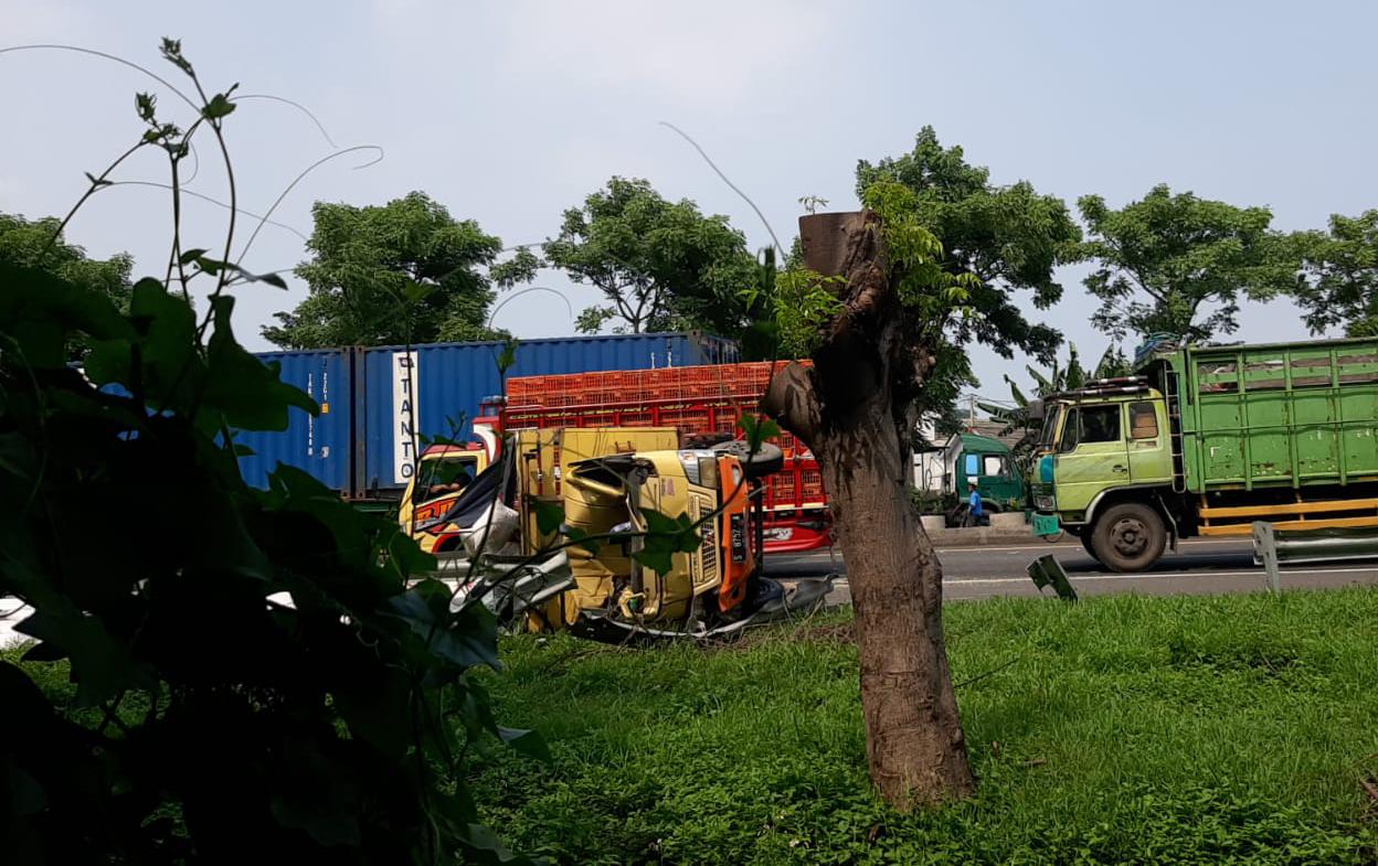 RINGSEK: Dua Truk terluhat ringsek saat terlibat kecelakaan di Jalan Raya Tol KM 14,600, Desa Kedanyang, Kecmatan Kebomas.